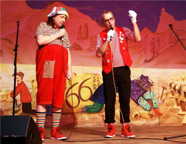 Die Büttenasse“ Der Een on der Anne“ durften bei der Geburtstagsfeier nicht fehlen.