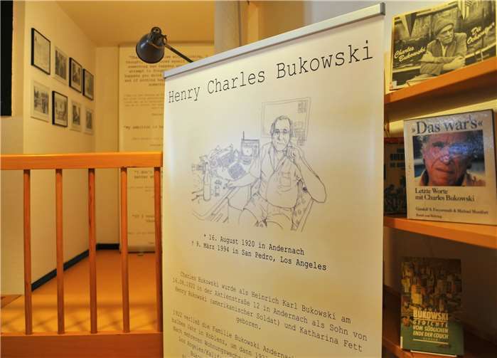 Die Bukowski-Ecke in der Andernacher Stadtbücherei.Fotos: Stadt Andernach/Maurer