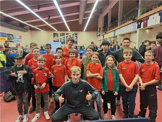 Die Bundesliga-Profis des TTC Zugbrücke Grenzau mit der Zissener Nachwuchsabteilung. Foto: SCN