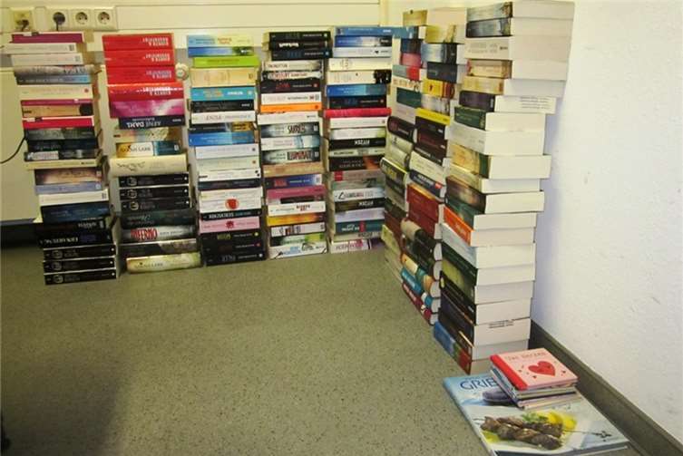 Die Bundespolizei Koblenz stellte die entwendeten Bücher sicher. Foto: Bundespolizei 