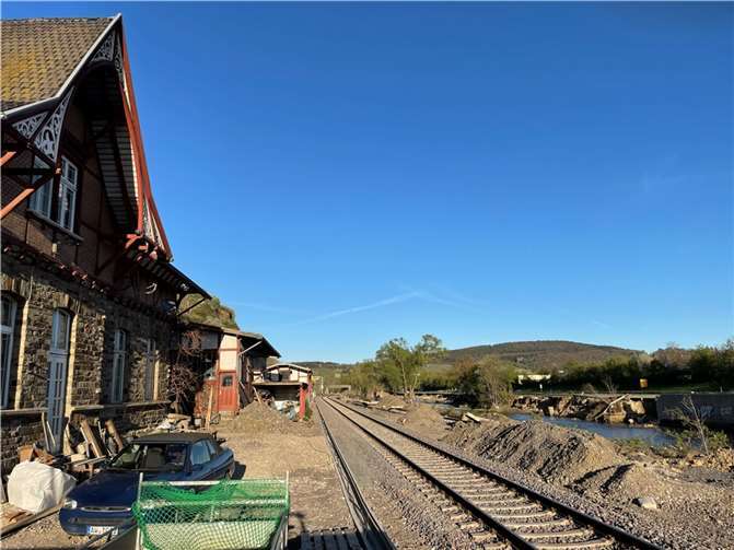 Die Bundesstraße 266 soll am Bahnhof Heimersheim nur noch halb so breit werden wie vor der Flut. Foto: Archiv ROB