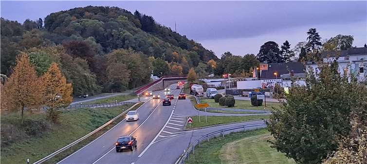 Die Bundesstraße 42 in Richtung Linz erhält am Scheurener Kreuz eine Geschwindigkeitsbegrenzung.  Foto: Anna Mußhoff