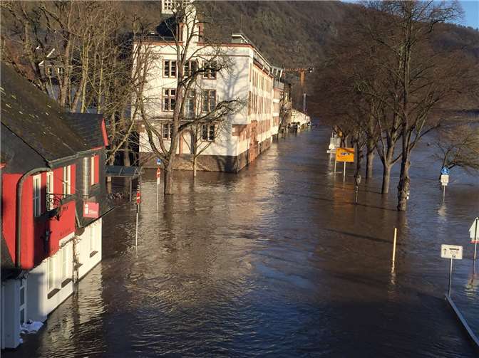 Die Bundesstraße 49 ist in der Ortslage Cochem wegen Überflutung nicht mehr befahrbar.