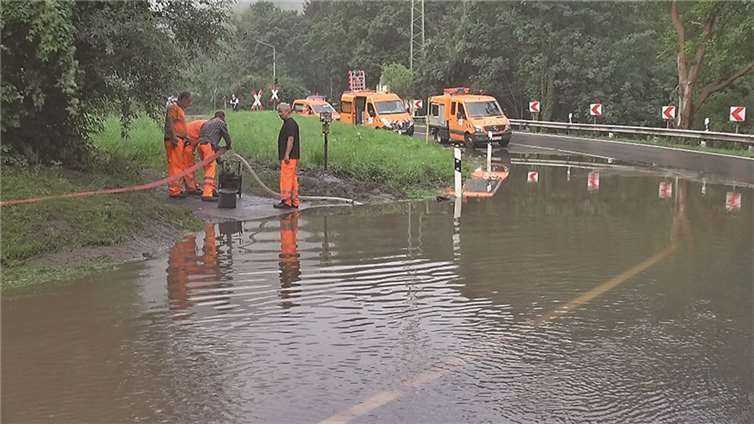 Die Bundesstraße war nach einem Unwetter für längere Zeit gesperrt. WinklerTV