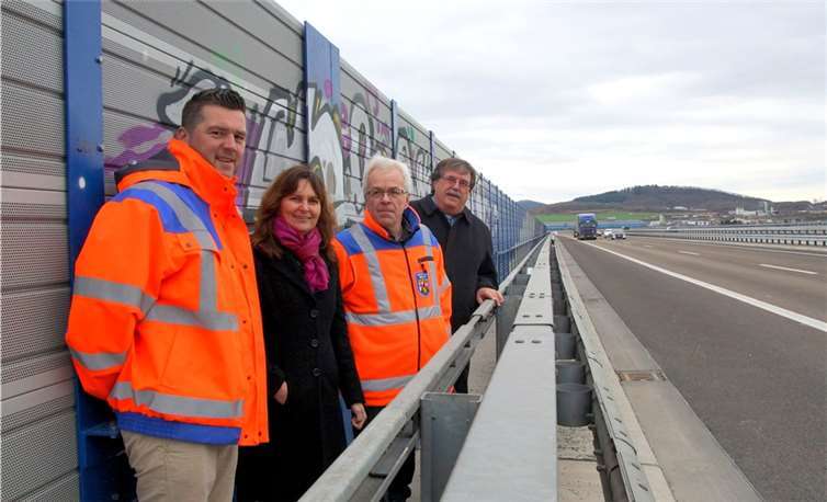Die Bundestagsabgeordnete Mechthild Heil informierte sich gemeinsam mit Verbandsbürgermeister Klaus Bell (rechts) bei Ulrich Neuroth (2. von rechts), dem Leiter des Autobahnamtes Montabaur. privat
