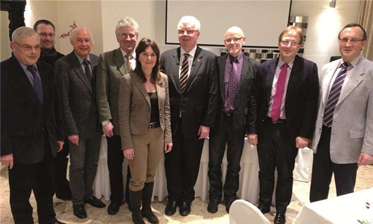 Die Bundestagsabgeordneten Mechthild Heil und Dr. Michael Fuchs (5.u.6.v.l.) mit (v.l.) Manfred Frickel, Gino Gilles, Bernhard Mauel, Reinhard Hauter, Rudi Börsch, Joachim Plitzko sowie Walter Wendel vom KPV-Vorstand. privat