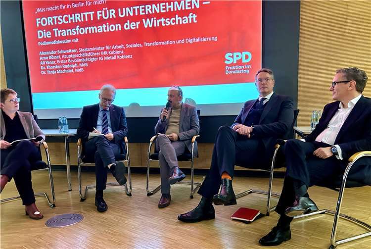 Die Bundestagsabgeordneten Thorsten Rudolph und Tanja Machalet diskutierten in Koblenz mit Arne Rössel (IHK Koblenz), Ali Yener (IG Metall Koblenz) und Arbeitsminister Alexander Schweitzer über das Thema Transformation. Foto: Wahlkreisbüro Thorsten Rudolph / Volker Schmidt
