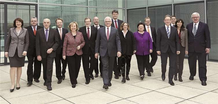 Die Bundestagsabgeordneten der CDU-Landesgruppe Rheinland-Pfalz starten schwungvoll in den Arbeitsprozess und freuen sich auf die Arbeit für die Bürgerinnen und Bürger in den Ausschüssen (v.l.n.r.): Antje Lezius (Arbeit und Soziales; Petitionen), Dr. Andreas Nick (Auswärtiges), Norbert Schindler (Finanzen), Jan Metzler (Wirtschaft und Energie), Prof. Dr. Maria Böhmer (StMin. im Auswärtigen Amt), Bernhard Kaster (PGF der CDU/CSU-Bundestagsfraktion; Wahlprüfung, Immunität und Geschäftsordnung; Ältestenrat), Xaver Jung (Bildung, Forschung und Technikfolgenabschätzung), Peter Bleser (Vorsitzender der Landesgruppe; PSts. im Ministerium für Ernährung und Landwirtschaft), Patrick Schnieder (Verkehr und digitale Infrastruktur), Ursula Groden-Kranich (Familie, Senioren, Frauen und Jugend; Europa), Anita Schäfer (Verteidigung; Innen), Dr. Thomas Gebhart (Umwelt, Bau, Naturschutz, Reaktorsicherheit), Erwin Rüddel (Gesundheit), Johannes Steiniger (Sport), Mechthild Heil (Recht und Verbraucherschutz), Dr. Michael Fuchs (stellv. Vorsitzender der CDU/CSU-Bundestagsfraktion).privat