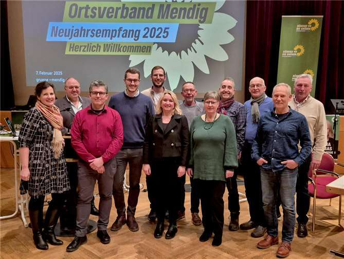 Die Bundestagskandidaten Verena Örenbas (5.v.l.) und Julian Joswig (4.v.l.) referierten über die Fördermöglichkeiten im Bereich alternativer Heizungssysteme und dem erfolgreichen Ausbau der erneuerbaren Energien auf Bundesebene.  Foto: privat