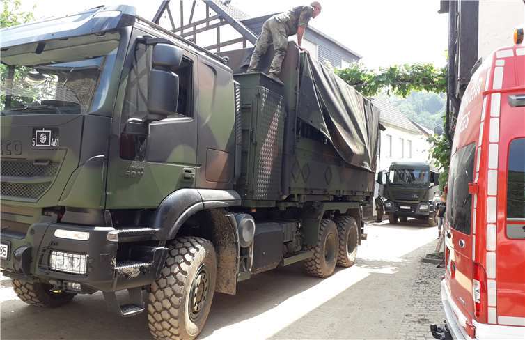 Die Bundeswehr rückt mit schwerem Gerät an.