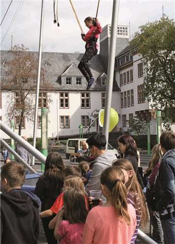 Die Bungee-Jumper-Anlage auf dem Endertplatz sah sich wie erwartet einem großen Besucheransturm ausgesetzt.
