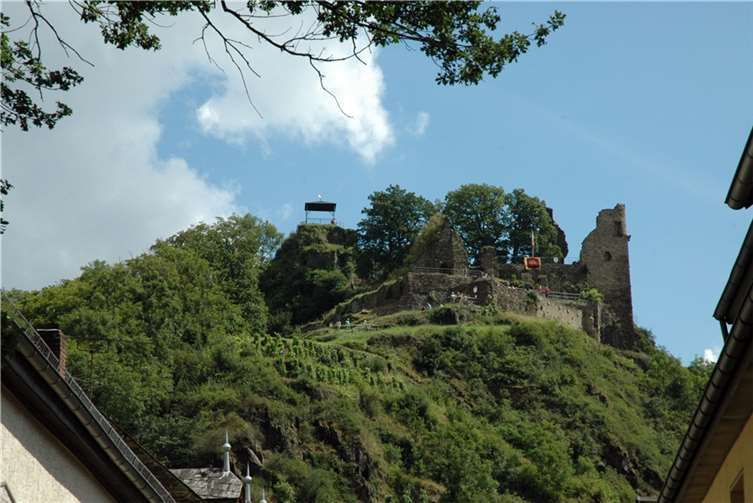 •Die Burg Are ist sozusagen die Namensgeberin des Festes. Sie steht im Mittelpunkt des großen Feuerwerks am Samstagabend. Den Erhalt der Ruine kann übrigens durch den Kauf des „Burgenweins“ unterstützen.