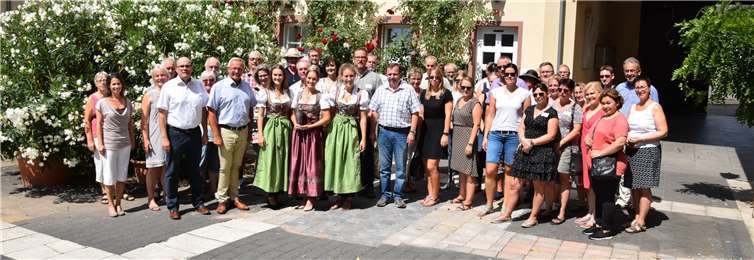 Die Burg Dattenberg war Startpunkt der Landesjury, um gemeinsam mit den Dattenberger Bürgern, Vertretern der Vereine sowie dem 1.Beigeordneten der Ortsgemeinde Dattenberg, Stefan Betzing (5.v.l.), Landrat Achim Hallerbach (8.v.l.) und der Weinkönigin Kira I mit ihren Weinprinzessinnen den Ort zu erkunden. Fotos: Kreisverwaltung