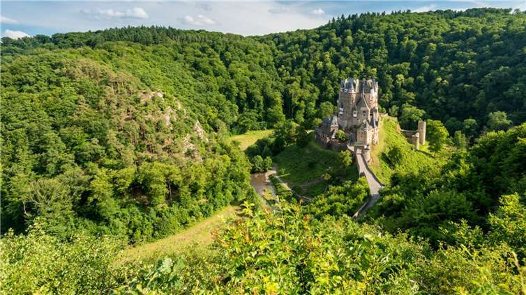 Die Burg Eltz ist eine Höhenburg aus dem 12. Jahrhundert im Tal der Elz, die das Maifeld von der Vordereifel trennt, südlich der Ortslage auf der Gemarkung der Ortsgemeinde Wierschem in Rheinland-Pfalz. Sie liegt auf 320 m ü. NN und ist eine der bekanntesten Burgen Deutschlands. Foto: Dominik Ketz/Rheinland-Pfalz Tourismus GmbH