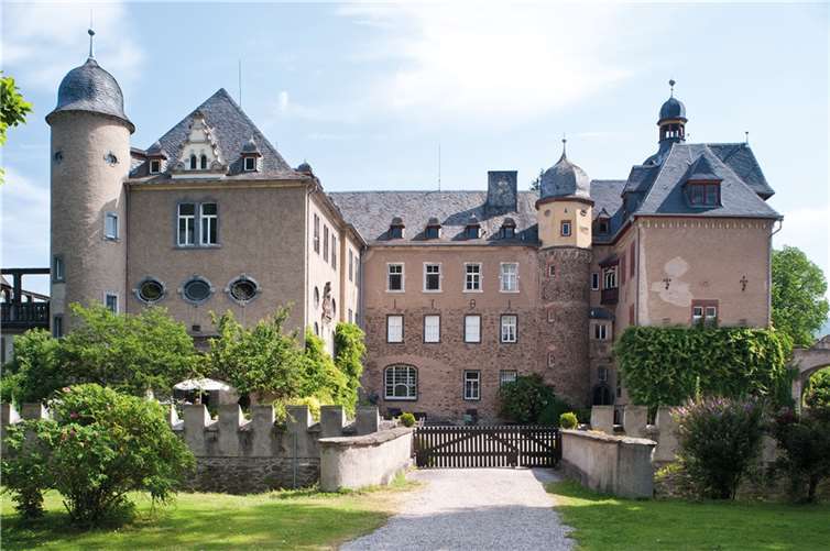 Die Burg Namedy ist eine zu einem Schloss ausgebaute Wasserburg im Andernacher Stadtteil Namedy im Landkreis Mayen-Koblenz in Rheinland-Pfalz.  Quelle: Team Reno Müller