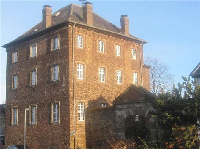 Die „Burg“ Odendorf ist nach der alten katholischen Pfarrkirche S. Petrus und Paulus das zweitälteste Gebäude Odendorfs.