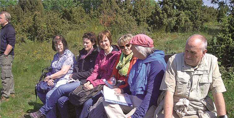 Die Burg- und Wanderführer des Vulkanparks Brohltal/Laacher See informierten sich bei herrlichem Wetter über den Virne-Burgweg. privat