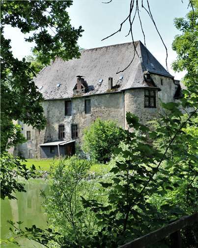 Die Burg wurde im 11. Jahrhundert von Lambert von Lützing erbaut und wechselte Im Laufe der Jahrhunderte ihre Besitzer. In den Jahren 1901/02 wohnte der französische Dichter Guillaume Apollinare zeitweilig als Hauslehrer auf Burg Kray. Seit 1953 ist die Burg im Besitz der Familie Anton Elvert. Die Krayer Burg ist heute ein beliebtes Anlaufziel, da etliche Wanderwege sie umschließen.Foto: Georg Schuch