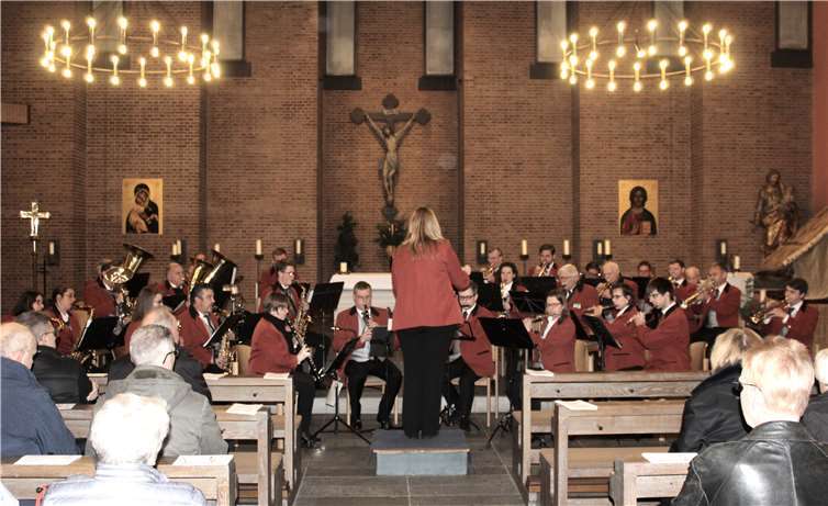 Die Burgbläser spielten Weihnachtslieder aus verschieden Epochen in der Pfarrkirche Sankt Maria Magdalena. Foto: DL