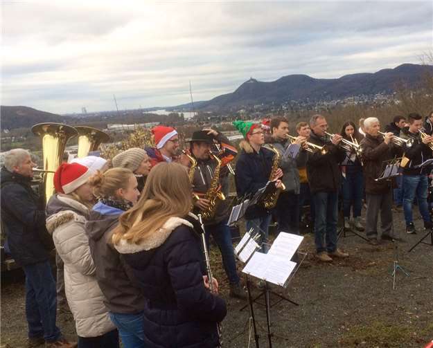 Die Burgbläser stimmten die Besucher musikalisch auf den Weihnachtsabend ein.