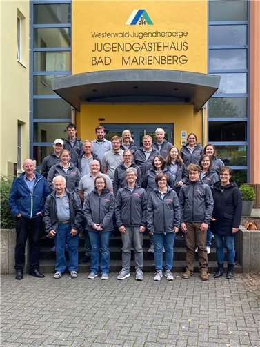 Die Burgbläser vor der Jugendherberge. Quellen: Burgbläser Rheinbreitbach