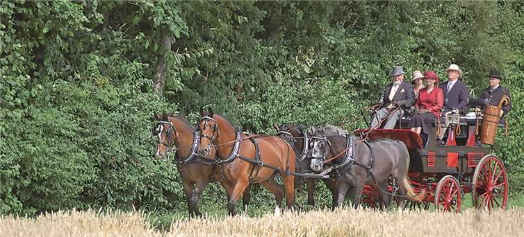 Die Burgfahrt für historische Kutschen und Stilkutschen veranstaltet der FSC Hubertushof e.V. privat