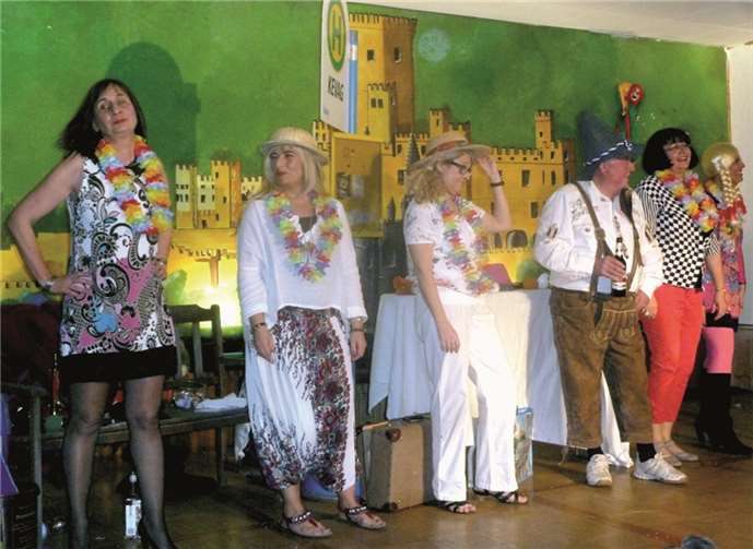 Die Burgfrauen der Boomer Ritter bei ihrem Vortrag „Wir machen eine Reise um die Welt“.privat