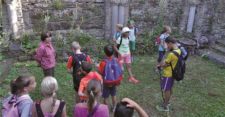 Die Burgherrin, Frau Weiler, empfing die Schüler im Vorgelände und erläuterte ihnen die Entstehung der Burg. Im Burggelände selbst erzählte Frau Weiler viel Interessantes zur Baugeschichte, zum Leben auf der Burg und auch zur Gräfin Mechtildis, die vor etwa 800 Jahren viele Jahre auf ihrer Lieblingsburg lebte.privat