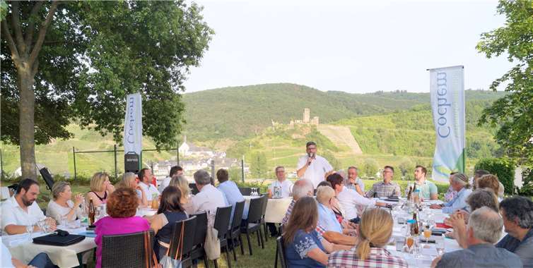 Die Burgruine Metternich und Beilstein bildeten eine tolle Kulisse für die erste Sitzung des VG-Rates Cochem im Freibad von Ellenz-Poltersdorf.