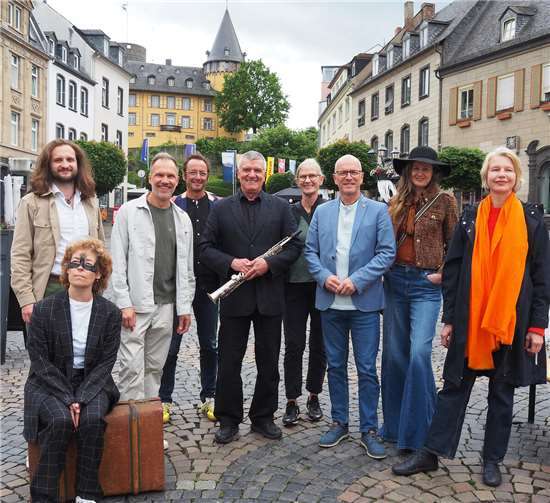 Die Burgschauspieler brachten Höchstleistungen. Hier mit Guido Braun (3.v.l.), Intendant Alexander May (4.v.l.) und OB Dirk Meid (3.v.r.).  Fotos: BS