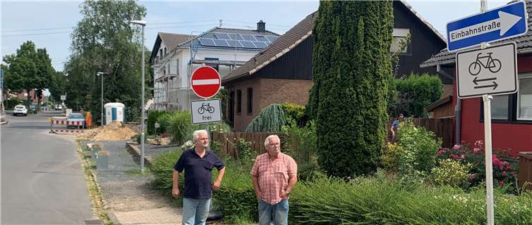Die Burgstraße ist zur Gänze Einbahnstraße und zwar in die richtige Richtung, meint Andreas Heppner und der mit bestehenden Lösung sehr zufriedene Anwohner, Günter Kern