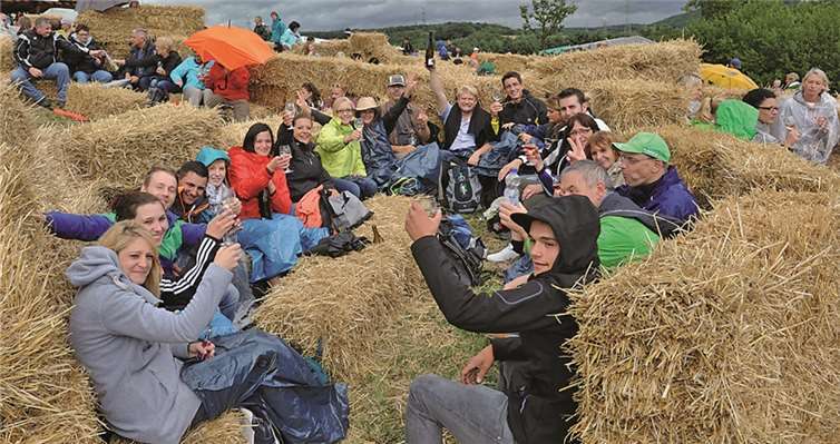 Die Burgunderfest-Fans machten es sich zwischen gut 4.000 Strohballen gemütlich. FIX