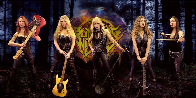 Die „Burning Witches“ begleiten die Band aus Supportact und stellen dem Publikum ihre neue CD „Hexenhammer“ vor.