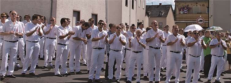 Die Burschen ganz in weiß waren auch in diesem Jahr wieder in größter Anzahl und ausgelassener Stimmung mit dabei.