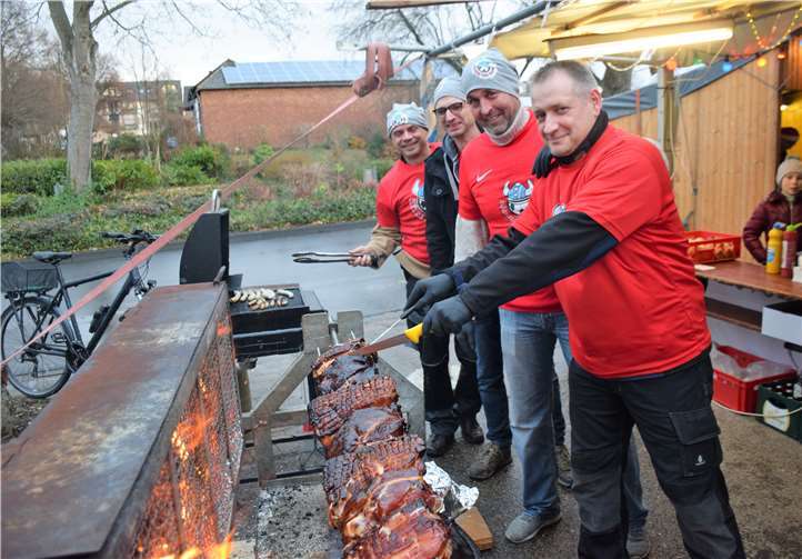 Die Buschhovener „Männer von Flake“ sorgten am Grill für das leibliche Wohl.