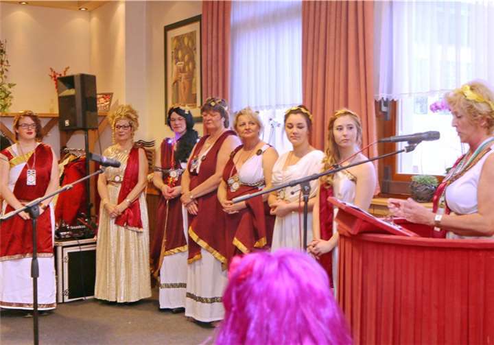 Die Buttermarkts Möhnen gaben den Göttern neuen Glanz.