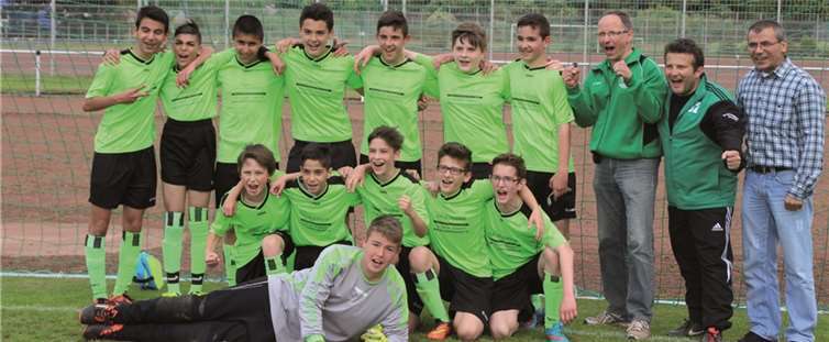Die C 1-Jugend der Spvgg Bendorf (stehend v.l.): Furkan Acar, James Eylya, Emir-Han Aydin, Engjell Mehmeti, Basti Kretz, Daniel Wagner, Sebastian Zymelka, Trainer Hans-Peter Schmidt, Charlie Zengin und Spielervater Acar, (hockend und liegend v.l.): Marius Buchner, Ibo Aydin, Alexander Schmidt, Anil Zengin, Ylli Abazi und Tobi Boczkowski. privat
