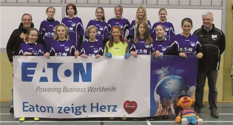 Die C-Jugend Mädchenmannschaft des SW Merzbach mit Trainer und Jugendleiter.  Privat