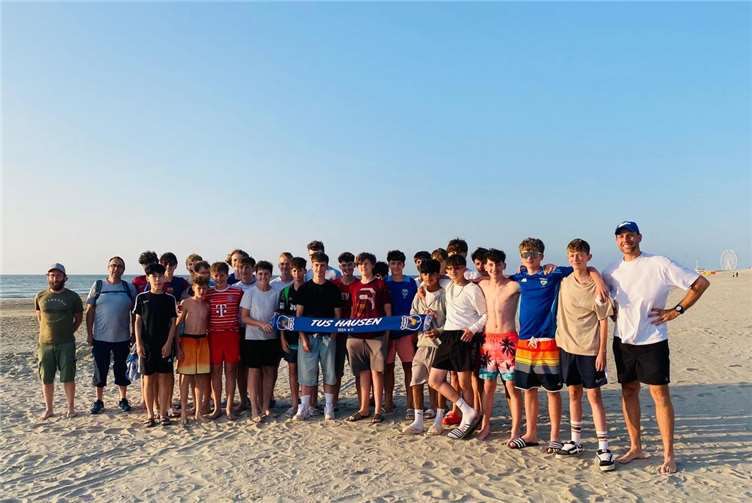 Die C-Jugend am Strand. Foto: JSG Städtdörfer Hausen / Alzheim