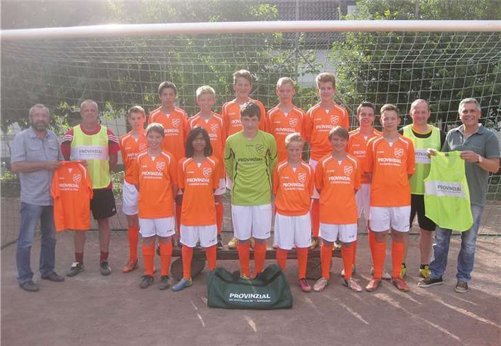 Die C-Jugend der JSG Hönningen wurde mit neuen Trikots ausgestattet. privat