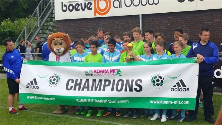 Die C-Jugend der JSV Marienhausen mit ihrem beim Oranje-Cup gewonnen Fair-Play-Pokal.privat
