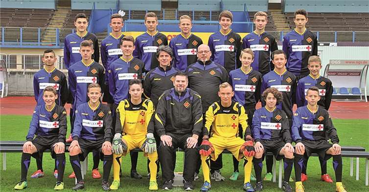 Die C-Jugend der TuS Koblenz sorgte in der Regionalliga bisher für einige Überraschungen (hinten von links): Behadil Sabani, Almin Selman, Philipp Schweikert, Linus Schulte-Wissermann, Lukas Minwegen, Tobias Jost, Ryan Habermann. Mitte von links: German Kazem, Dominic Fuss, Lukas Müller, Cheftrainer Ayhan Yildiz, Betreuer Thomas Waldminghaus, Leon Reuß, Samuel Zeleznik, Lorenz Witzler. Vorn von links: Rico Wagner, Pascal Maurice Rhodmann, Maximilian Elsner, Stefan Schmidt (Torwarttrainer Aufbaubereich), Felix Hürter, Marian Mayer, Leon Waldminghaus.TH