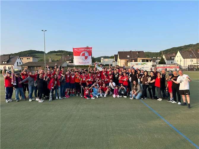 Die C-Jugend hatte allen Grund zum Jubeln. Auch die Fans waren nicht mehr zu halten. Quelle: JSG Erpel