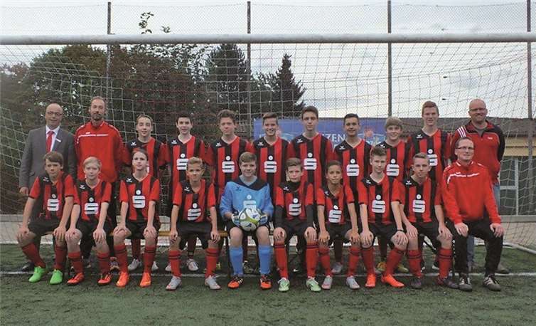 Die C-Jugendlichen mit ihren neuen Trikots (hinten von links): Herbert Hürter von der KSK Mayen, Betreuer Stefan Binz, Felix Heinz, Manuel Sesterhenn, Christian Breul, Lukas Knopf, Felix Schönberg, Nico Fach, Daniel Niemczyk, David Krechel, Betreuer Yann Le Marec. Vorn von links: Kilian Le Marec, Kevin Emmer, Sarah Klyta, Niclas Zentner, Luca Golubic, Dominik Geisen, Ruben Müller, Luca Breuer, Jonas Kesseler, Betreuer Stefan Krechel.privat
