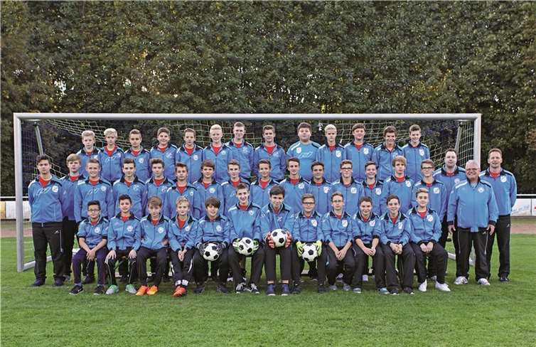 Die C-Junioren der JSG Niederbieber/Melsbach/Rengsdorf (hinten von links): David Hahn, Fynn-Luca Klaassen, Tim Kreinik, Nico Lagershausen, Maximilian Schönberger, Fabian Dillenberger, Marco Mai, Dean Oswald, Eduard Semenor, Jan Trutzel, Lukas Bertram, John Ruggero, Fabian Geis. Mitte von links: Harkan Bozdemir, Mattias Westermann, Amir Camdzic, Leonit Hoti, Dominik Nau, Luca Schaback, Joseph Mücke, Tim Wetjen, Jan Feix, Niklas Andernach, Fabio Guarini, Leon Alten, Justin Dietz, Moritz Majchrzak, Lukas Alten, Stefan Strödter (Trainer), Hans-Werner Honnefeller (Trainer), Mark Velden (Trainer). Vorn von links: Yemen Uzunoglu, Hasan Kayikci, Philipp Bauer, Clemens Burger, Florian Schwab-Gerl, Marvin Strödter, Leon Marienfeld, Robin Velden, Samuel Ens, Max Strecker, Julian Weitz und Leon Lück.privat
