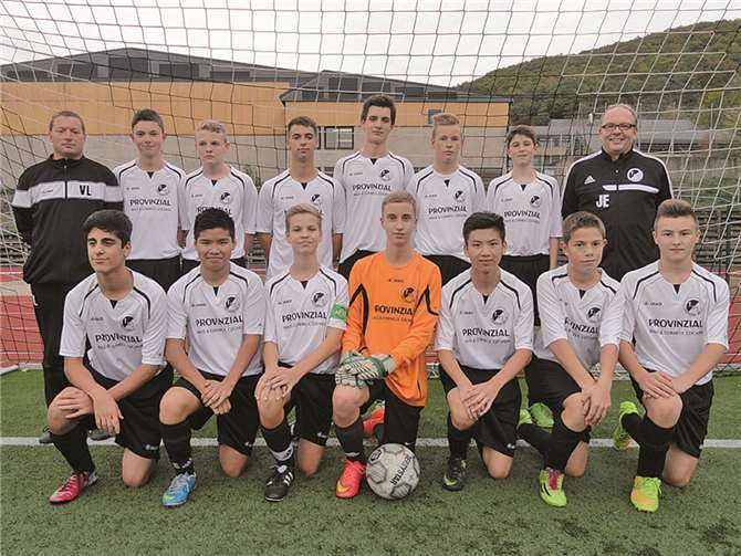 Die C-Junioren der JSG Treis-Karden (hintere von links): Betreuer Volker Link, Luca Jasper, Hendrik Wehner, Maik Barden, Jan Schneider, Nick Einig, Moritz Jobelius und Betreuer Jörg Einig. Vorn von links: Ali Alhassan, Huy Duc Bui, Jan Ruscheinski, Jannik Schneiders, Si Hoang Nguyen, Felix Klaus und Falk Pütz.privat