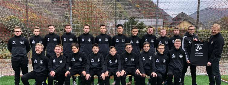 Die C -Junioren der JSG Untermosel freuen sich über ihre neue Ausrüstung. Privat