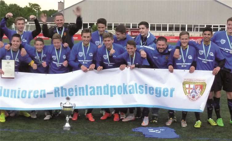 Die C-Junioren der TuS Koblenz durften sich über den Pokal freuen.privat