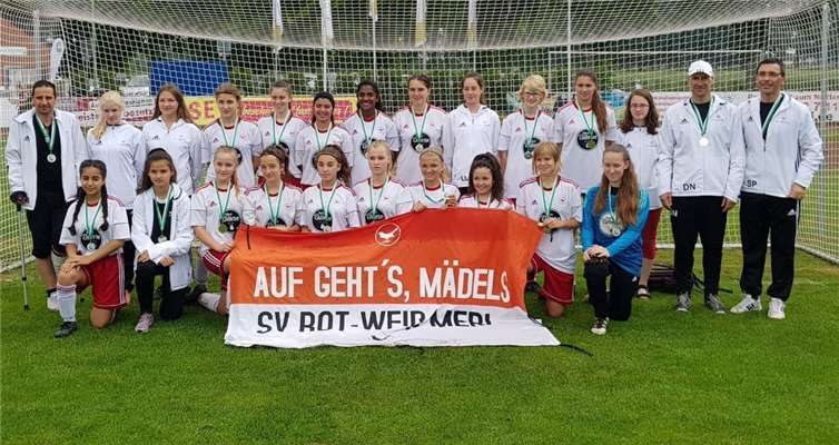 Die C-Juniorinnen mit den Trainern Ari Bedrosoglu, Daniel Nitsch und Sascha Petzold.privat