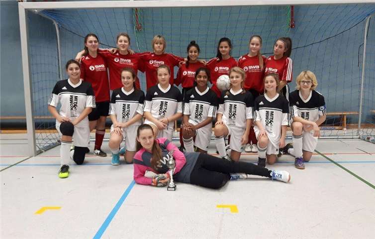 Die C-Juniorinnen nahmen mit Erfolg beim Stadtwerke Bernheim Indoor-Cup in Bergheim teil. privat